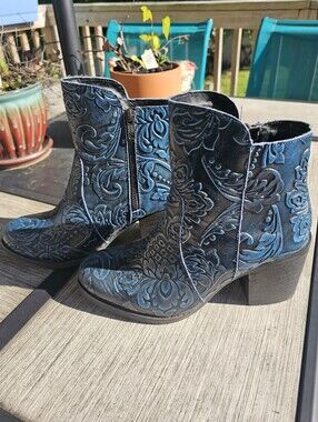 Sterling River Black & Metallic Blue Embossed Floral Leather Ankle Boots Sz 7.5M